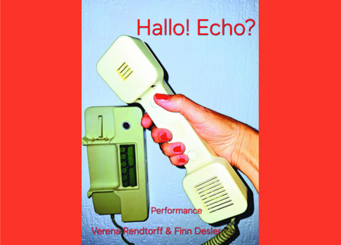Eine Hand mit rotem Nagellack hält einen beigen Vintage-Telefonhörer vor einer blauen Wand in die Höhe. Der rote Text darüber lautet 
