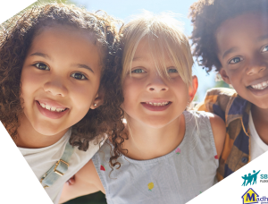 Drei lächelnde Kinder stehen dicht beieinander im Freien im Sonnenlicht. Zwei Mädchen, eines mit lockigem und eines mit hellblondem Haar, und ein Junge mit lockigem Haar schauen fröhlich in die Kamera. In den Ecken sind SBW- und Madhouse-Logos zu sehen.