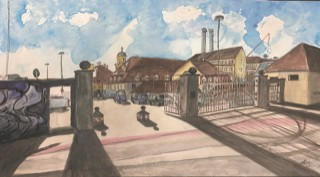 Aquarell der Münchner Großmarkthalle mit Blick auf das Eingangstor und die Hallengebäude im Hintergrund, bei teilweise bewölktem blauem Himmel. Schatten erstrecken sich über den Bürgersteig im Vordergrund.
