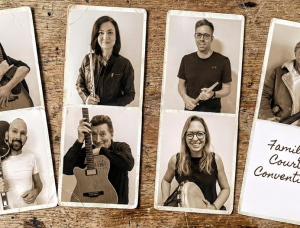 Sepia getönte Collage von sieben Personen mit Musikinstrumenten, darunter Gitarren, Flöte, Trommel und Geige, die in Fotorahmen im Vintage-Stil auf einem Holzhintergrund angeordnet sind. Der Text lautet 