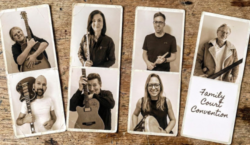 Sepia getönte Collage von sieben Personen mit Musikinstrumenten, darunter Gitarren, Flöte, Trommel und Geige, die in Fotorahmen im Vintage-Stil auf einem Holzhintergrund angeordnet sind. Der Text lautet 