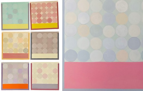 Sechs kleine quadratische Gemälde mit pastellfarbenen Kreisen und farbigen horizontalen Bändern sind links in zwei Spalten angeordnet. Rechts ist ein größeres Gemälde mit ähnlichen Kreisen und einem breiten rosa Band am unteren Rand zu sehen.