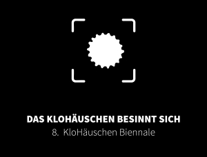 Logo des Klohäuschens mit dem Untertitel: Das Klohäuschen besinnt sich. 8. Klohäuschen Biennale