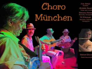 Fünf Musiker treten auf der Bühne unter bunten Lichtern auf, über ihnen steht in großer Schrift 