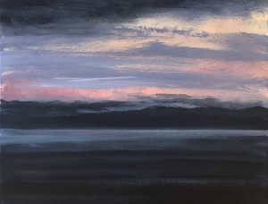 Eine ruhige Meereslandschaft in der Abenddämmerung mit dunklem Wasser im Vordergrund, Bergen in der Ferne und einem dramatischen Himmel, der von der untergehenden Sonne in Blau-, Lila- und Rosatönen gemalt wird.