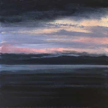 Eine ruhige Meereslandschaft in der Abenddämmerung mit dunklem Wasser im Vordergrund, Bergen in der Ferne und einem dramatischen Himmel, der von der untergehenden Sonne in Blau-, Lila- und Rosatönen gemalt wird.
