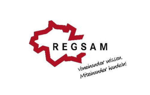 Rot umrandete abstrakte Form mit dem Wort 