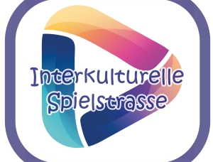 Ein farbenfrohes dreieckiges Logo mit überlappenden Gelb-, Rosa-, Orange-, Blau- und Blaugrüntönen und dem Text „Interkulturelle Spielstrasse“ in verspielter blauer Schrift innerhalb eines abgerundeten violetten quadratischen Rahmens.