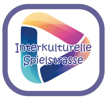 Ein farbenfrohes dreieckiges Logo mit überlappenden Gelb-, Rosa-, Orange-, Blau- und Blaugrüntönen und dem Text „Interkulturelle Spielstrasse“ in verspielter blauer Schrift innerhalb eines abgerundeten violetten quadratischen Rahmens.