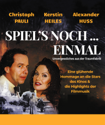 Zwei Darsteller, ein Mann in einem weißen Smoking und eine Frau in einem schwarzen Kleid, posieren gemeinsam vor einem dramatischen Hintergrund. Ein fetter Text in deutscher Sprache wirbt für eine Filmmusikveranstaltung mit den Namen Christoph Pauli, Kerstin Heiles und Alexander Huss.
