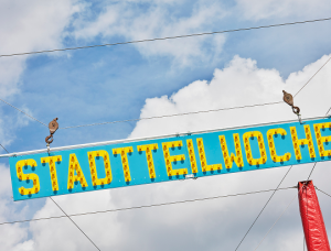 Ein großes blaues Schild mit gelben Buchstaben, auf dem 