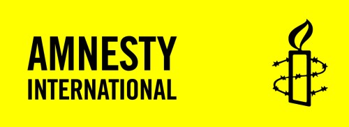 Logo von Amnesty International mit schwarzem Text auf gelbem Hintergrund und einer mit Stacheldraht umwickelten Kerze auf der rechten Seite.