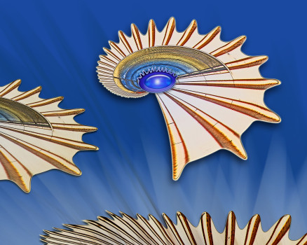 Abstraktes Bild von drei spiralförmigen, muschelähnlichen Formen mit strahlenförmigen orangefarbenen und braunen Linien, einem blauen ovalen Zentrum und einem leuchtend blauen Hintergrund mit hellen Streifen, die eine dynamische und energiegeladene Komposition ergeben.