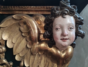 Das Bild zeigt die Figur eines goldenen Kirchenengels
