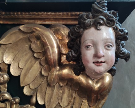 Das Bild zeigt die Figur eines goldenen Kirchenengels