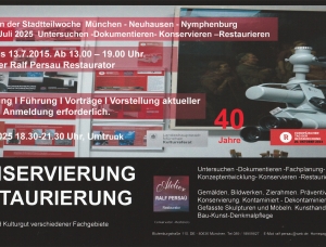 Ein Veranstaltungsplakat des Ateliers Ralf Persau, das Konservierungs- und Restaurierungsdienstleistungen vorstellt. Das Bild zeigt ein Mikroskop, Ausstellungsfotos und Veranstaltungsdetails in deutscher Sprache, darunter Vorträge, Demonstrationen und Projektinformationen.