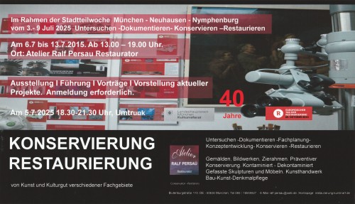 Ein Veranstaltungsplakat des Ateliers Ralf Persau, das Konservierungs- und Restaurierungsdienstleistungen vorstellt. Das Bild zeigt ein Mikroskop, Ausstellungsfotos und Veranstaltungsdetails in deutscher Sprache, darunter Vorträge, Demonstrationen und Projektinformationen.