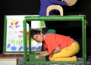 Szenenbild aus dem Theaterstück "Das Krokodil aus dem Koffer".