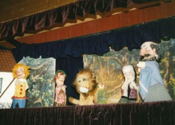 Szene aus dem Puppentheater "Kasperl und der Löwe"