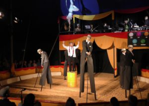 Szenenbild aus "das Arturo-Projekt" mit fünf Dastellenden in einer Zirkusmanege.